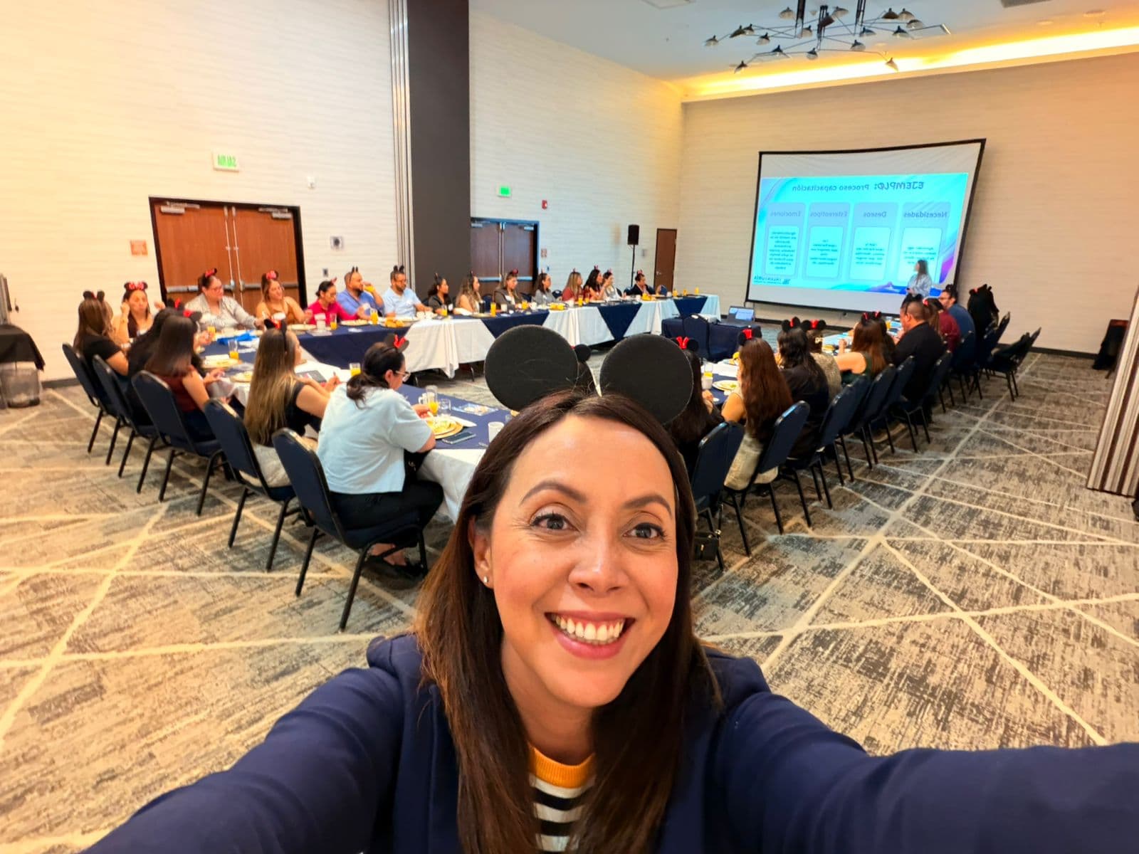 Perla Torres facilitando una capacitación frente a un grupo