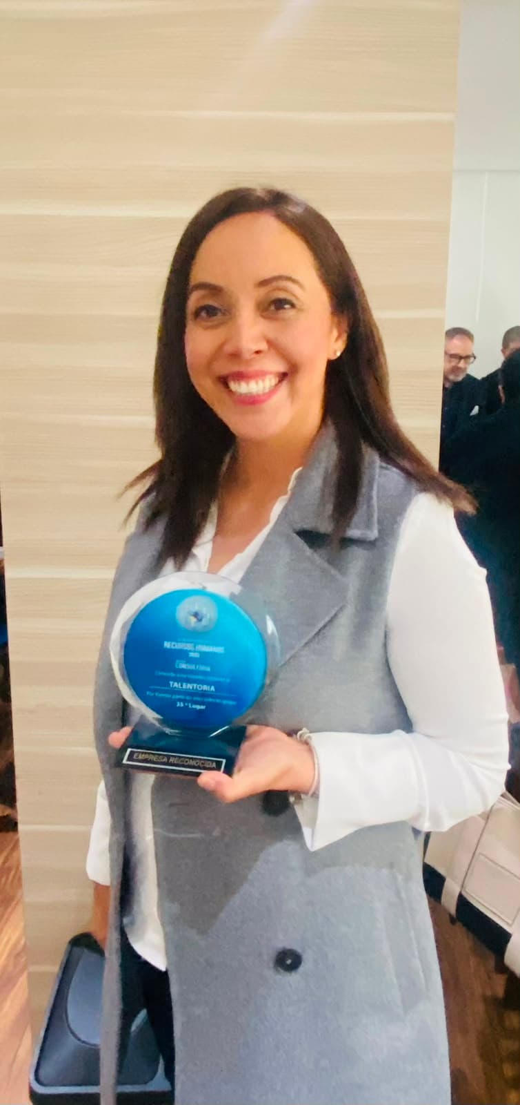 Perla Torres recibiendo el reconocimiento Top 50 mejores consultorías de RH para Talentoría