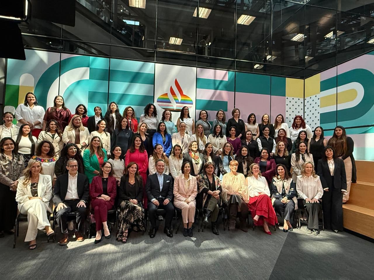 Perla Torres en la foto grupal del programa Santander Women SW50